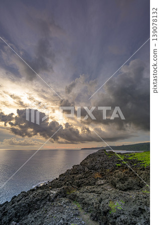 黎明前,海岬的壯麗全景盡收眼底,天空和大海以一種夢幻般的方式徐徐展開。 黎明前,海岬的壯麗全景盡收眼底,天空和大海以一種夢幻般的方式徐徐展開。 139078132