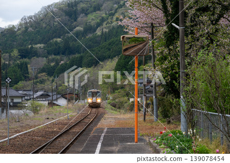 日本岡山縣新見市一座美麗而古老的火車站。 日本岡山縣新見市一座美麗而古老的火車站。 139078454