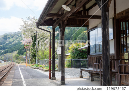 日本岡山縣新見市一座美麗而古老的火車站。 139078467