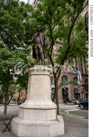 New york, usa august 15,2024. Benjamin franklin bronze statue on stone pedestal at printing house square in lower manhattan, honoring journalism and american history New york, usa august 15,2024. Benjamin franklin bronze statue on stone pedestal at printing house square in lower manhattan, honoring journalism and american history 139078811