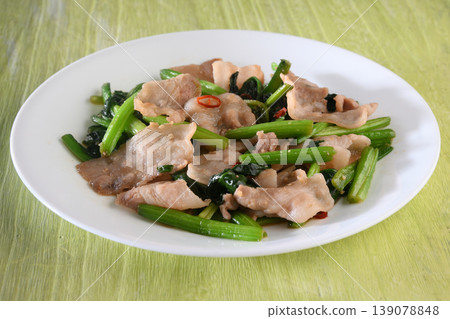 Stir-fried pork belly and spinach with garlic ponzu sauce Stir-fried pork belly and spinach with garlic ponzu sauce 139078848