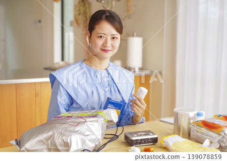 一名婦女正在檢查應急包中的物品 139078859