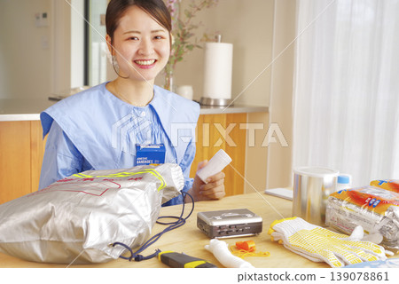 一名婦女正在檢查應急包中的物品 139078861