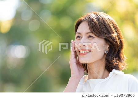 Middle-aged woman who feels the moisture of the skin Middle-aged woman who feels the moisture of the skin 139078906