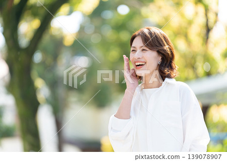 Middle-aged woman who feels the moisture of the skin 139078907
