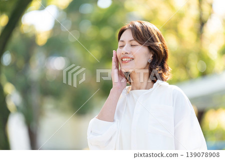Middle-aged woman who feels the moisture of the skin 139078908