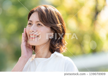 Middle-aged woman who feels the moisture of the skin 139078909