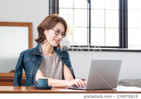 在客廳裡使用電腦的中年女人 139078918