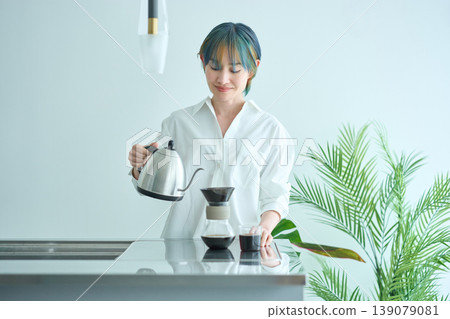 在廚房煮咖啡的女人 在廚房煮咖啡的女人 139079081