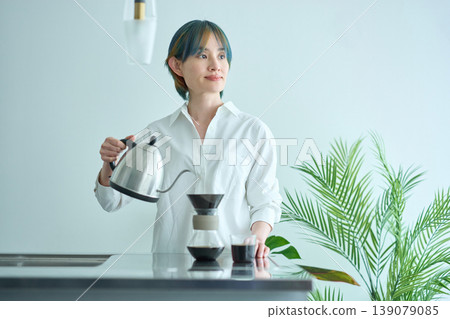 在廚房煮咖啡的女人 139079085