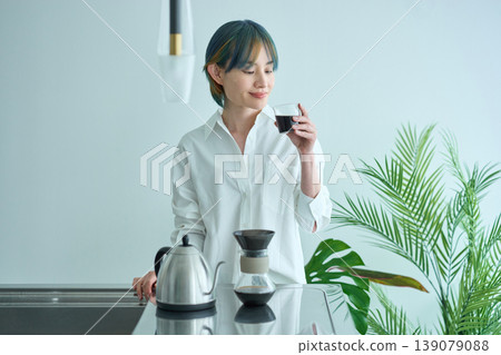 Woman brewing coffee in the kitchen Woman brewing coffee in the kitchen 139079088