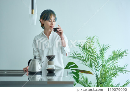 Woman brewing coffee in the kitchen Woman brewing coffee in the kitchen 139079090