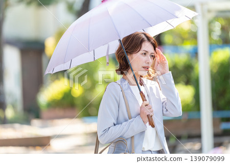 指向遮陽傘的女商人 139079099