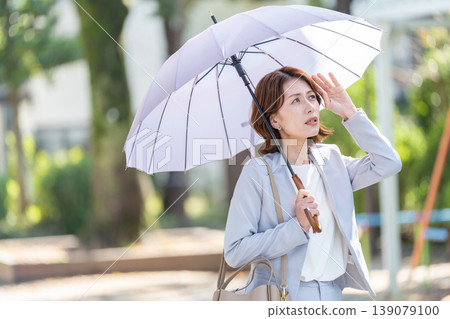 指向遮陽傘的女商人 指向遮陽傘的女商人 139079100