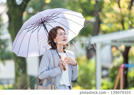 指向遮陽傘的女商人 139079103