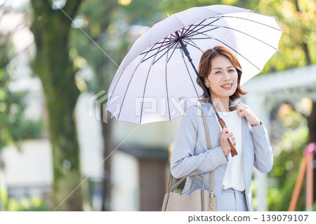 指向遮陽傘的女商人 139079107