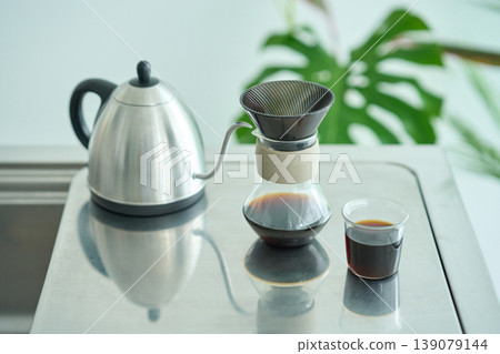 廚房裡擺放著咖啡器具 139079144