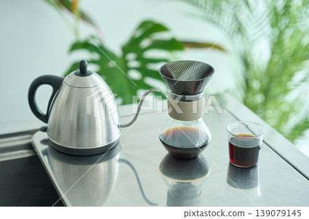 廚房裡擺放著咖啡器具 139079145