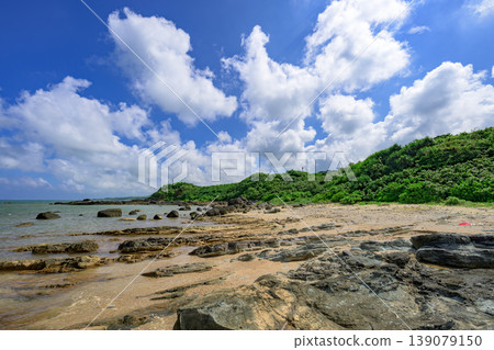 石垣島野原崎擁有嶙峋的岩石海岸和沙灘,自然風景優美。 石垣島野原崎擁有嶙峋的岩石海岸和沙灘,自然風景優美。 139079150