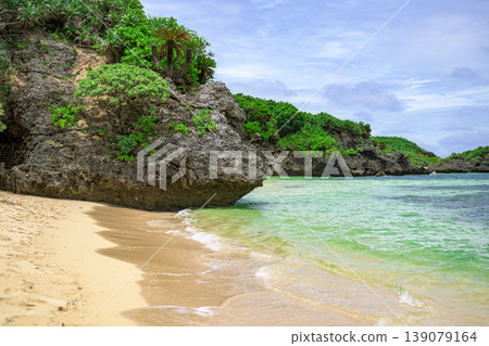 石垣島的碧綠海水和嶙峋的礁石造就了令人驚嘆的海灘。 石垣島的碧綠海水和嶙峋的礁石造就了令人驚嘆的海灘。 139079164