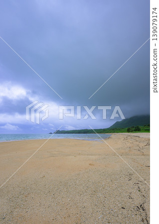 石垣島明石海灘景色優美,雨雲下,沙灘綿延不絕。 石垣島明石海灘景色優美,雨雲下,沙灘綿延不絕。 139079174