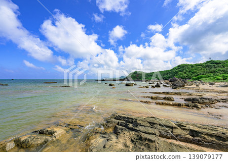 石垣島野原崎擁有嶙峋的岩石海岸和沙灘,自然風景優美。 石垣島野原崎擁有嶙峋的岩石海岸和沙灘,自然風景優美。 139079177