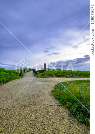 赫多岬的步道向天空延伸,營造出開闊壯麗的景觀。 赫多岬的步道向天空延伸,營造出開闊壯麗的景觀。 139079178