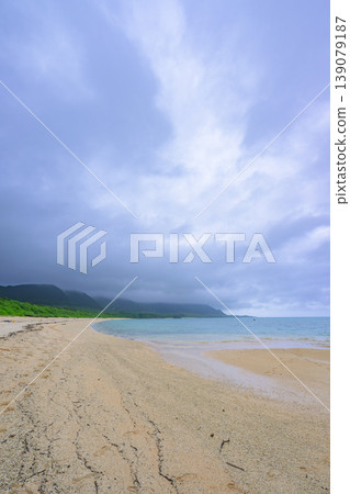 石垣島明石海灘景色優美,雨雲下,沙灘綿延不絕。 石垣島明石海灘景色優美,雨雲下,沙灘綿延不絕。 139079187