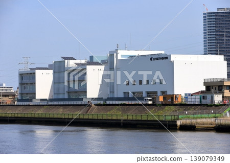 Shin-Nakagawa River and Shimo-Koiwa Elementary School (Edogawa Ward, Tokyo) 139079349