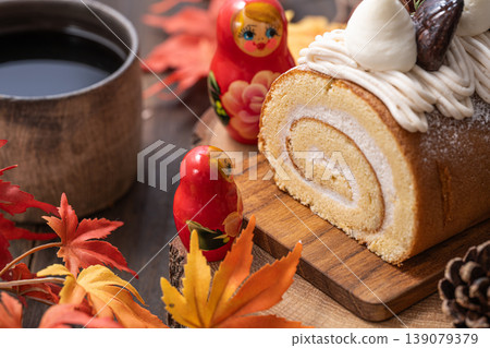 一個由俄羅斯娃娃守護的捲蛋糕 139079379