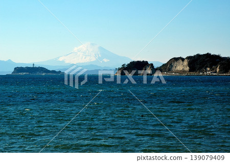 從小坪飯島公園眺望富士山、江之島和稻村崎 139079409