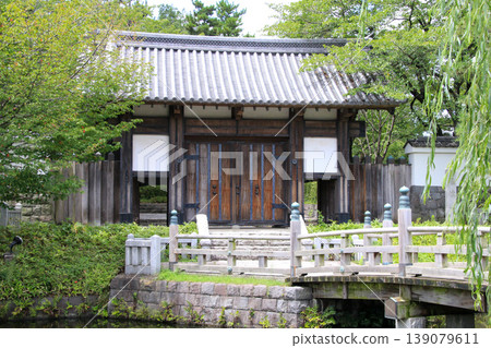 Oshiro 139079611