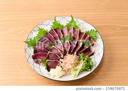 Straw-grilled bonito served on a large plate Straw-grilled bonito served on a large plate 139079972