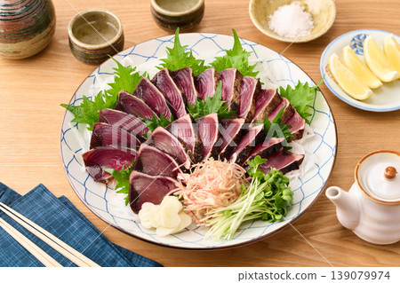 烤鰹魚配稻草,盛於大盤中 烤鰹魚配稻草,盛於大盤中 139079974