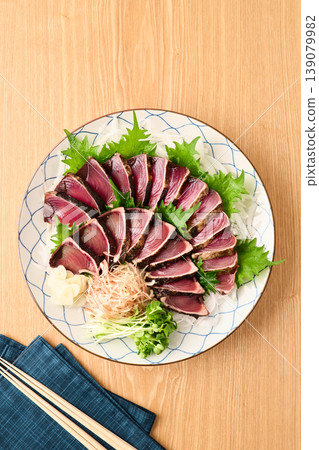 烤鰹魚配稻草,盛於大盤中 烤鰹魚配稻草,盛於大盤中 139079982