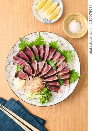 烤鰹魚配稻草,盛於大盤中 烤鰹魚配稻草,盛於大盤中 139079983