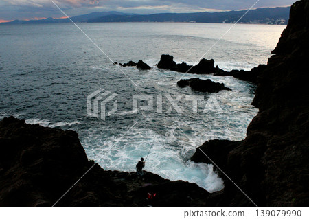 在馬納祖魯半島,岸邊釣魚的最佳時間是從黃昏開始。 在馬納祖魯半島,岸邊釣魚的最佳時間是從黃昏開始。 139079990