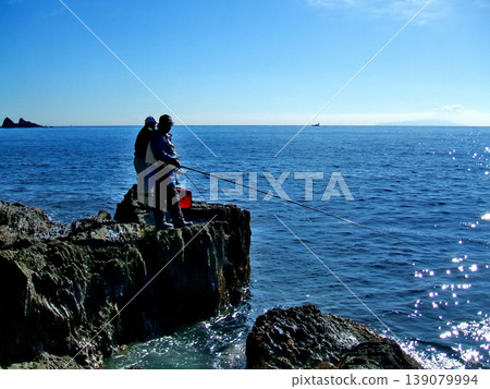 The best time for shore fishing on the Manazuru Peninsula is from dusk onwards. The best time for shore fishing on the Manazuru Peninsula is from dusk onwards. 139079994