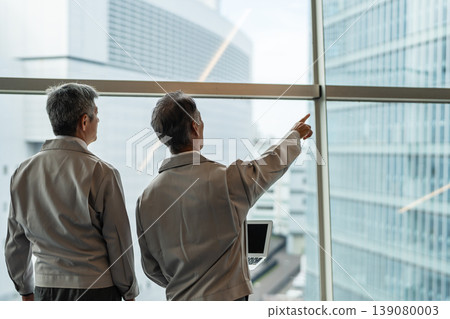Businessmen having a meeting at a construction site Businessmen having a meeting at a construction site 139080003