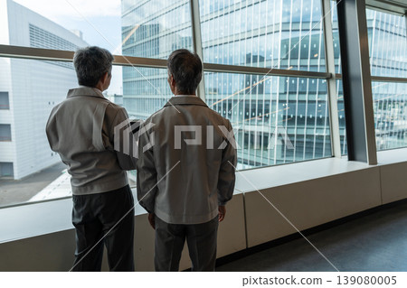 商人們在建築工地開會 商人們在建築工地開會 139080005