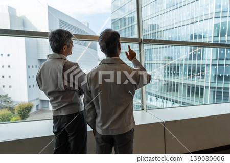 商人們在建築工地開會 商人們在建築工地開會 139080006