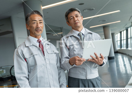 一位微笑的中年男子,身穿工作服 一位微笑的中年男子,身穿工作服 139080007
