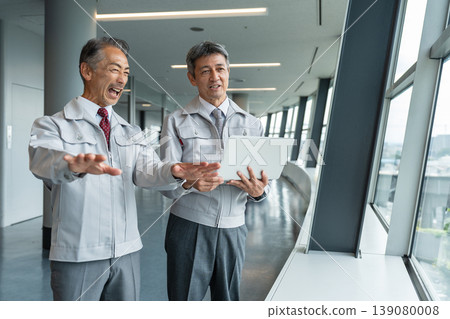 現場主管和建築師在現場審查藍圖 139080008