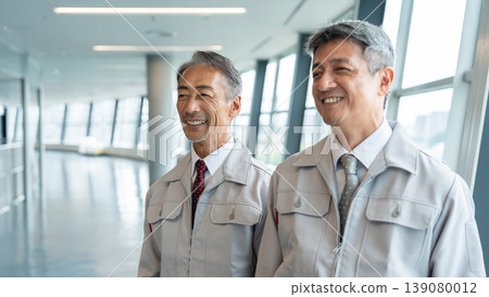 穿著工作服的老人 穿著工作服的老人 139080012