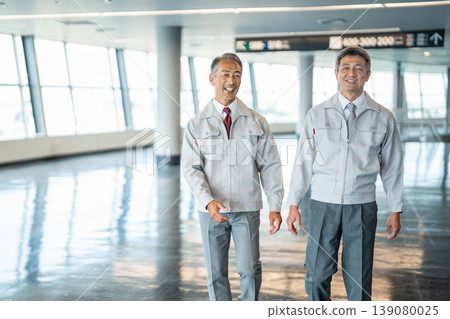 穿著工作服的老人 穿著工作服的老人 139080025