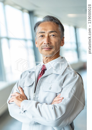 Senior man in work clothes 139080028