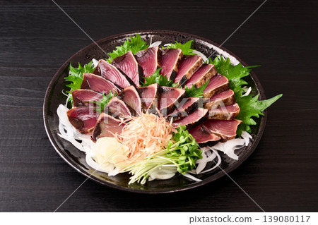 Straw-grilled bonito served on a large plate 139080117