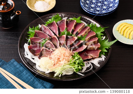 烤鰹魚配稻草,盛於大盤中 烤鰹魚配稻草,盛於大盤中 139080118