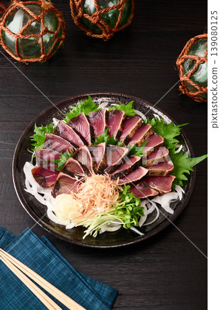 Straw-grilled bonito served on a large plate 139080125