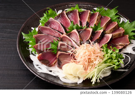 烤鰹魚配稻草,盛於大盤中 烤鰹魚配稻草,盛於大盤中 139080126